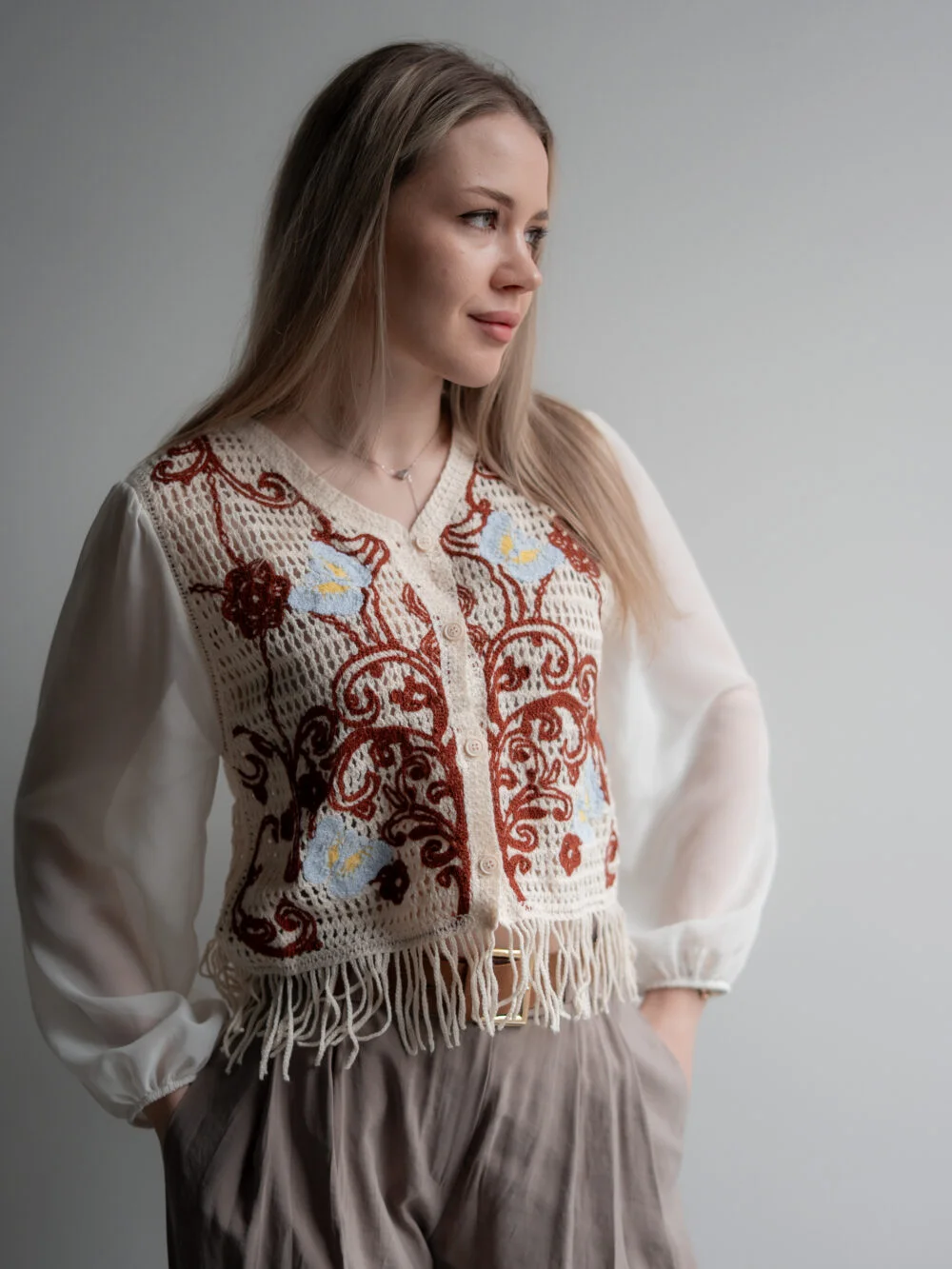 Блуза жіноча з в\'язаною вставкою та бахромою молочна — фото 2