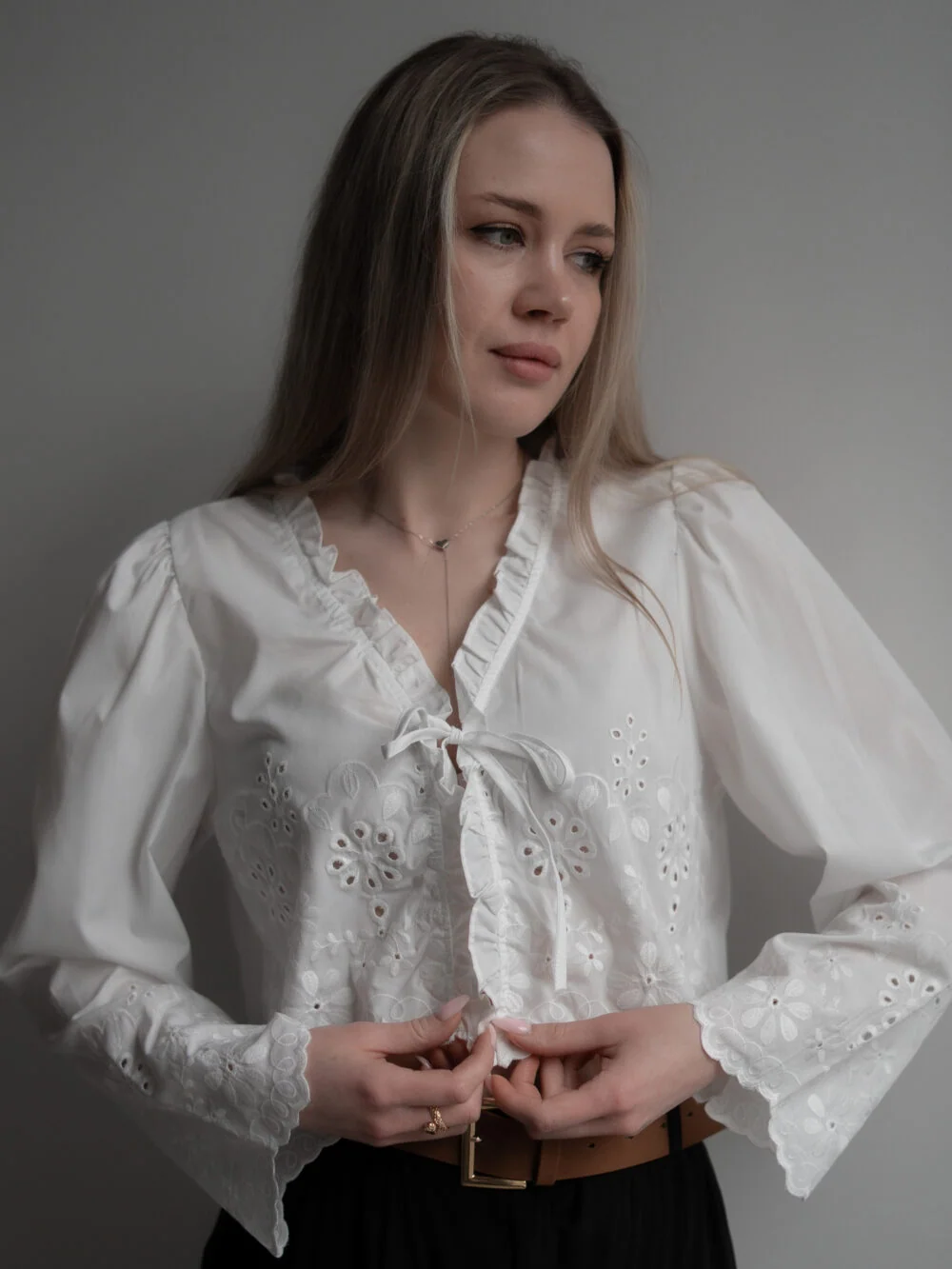 Блуза жіноча з ажурною вишивкою та зав\'язкою, біла — фото 7