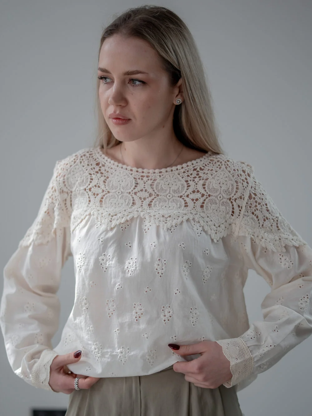Блуза жіноча бавовняна з мереживом та ажурною тканиною, молочна — фото 2