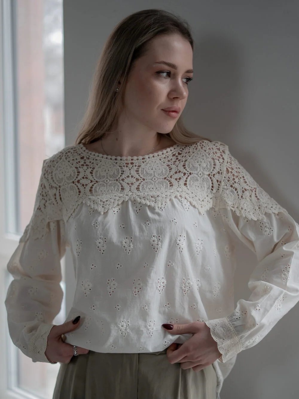Блуза жіноча бавовняна з мереживом та ажурною тканиною, молочна — фото 1