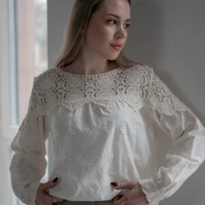 Блуза жіноча бавовняна з мереживом та ажурною тканиною, молочна