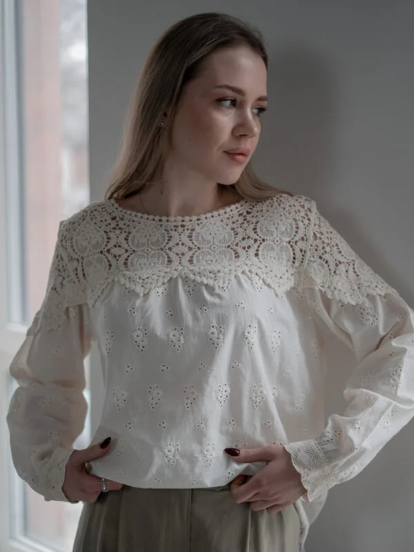 Блуза жіноча бавовняна з мереживом та ажурною тканиною, молочна
