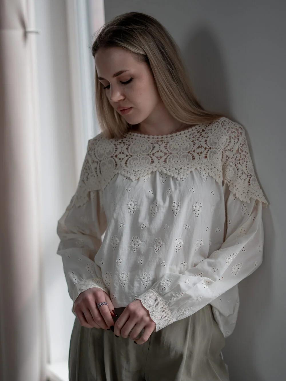 Блуза жіноча бавовняна з мереживом та ажурною тканиною, молочна — фото 8