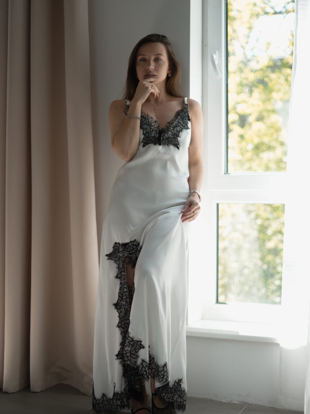 Сукня максі жіноча сатинова з мереживом біла — фото 10