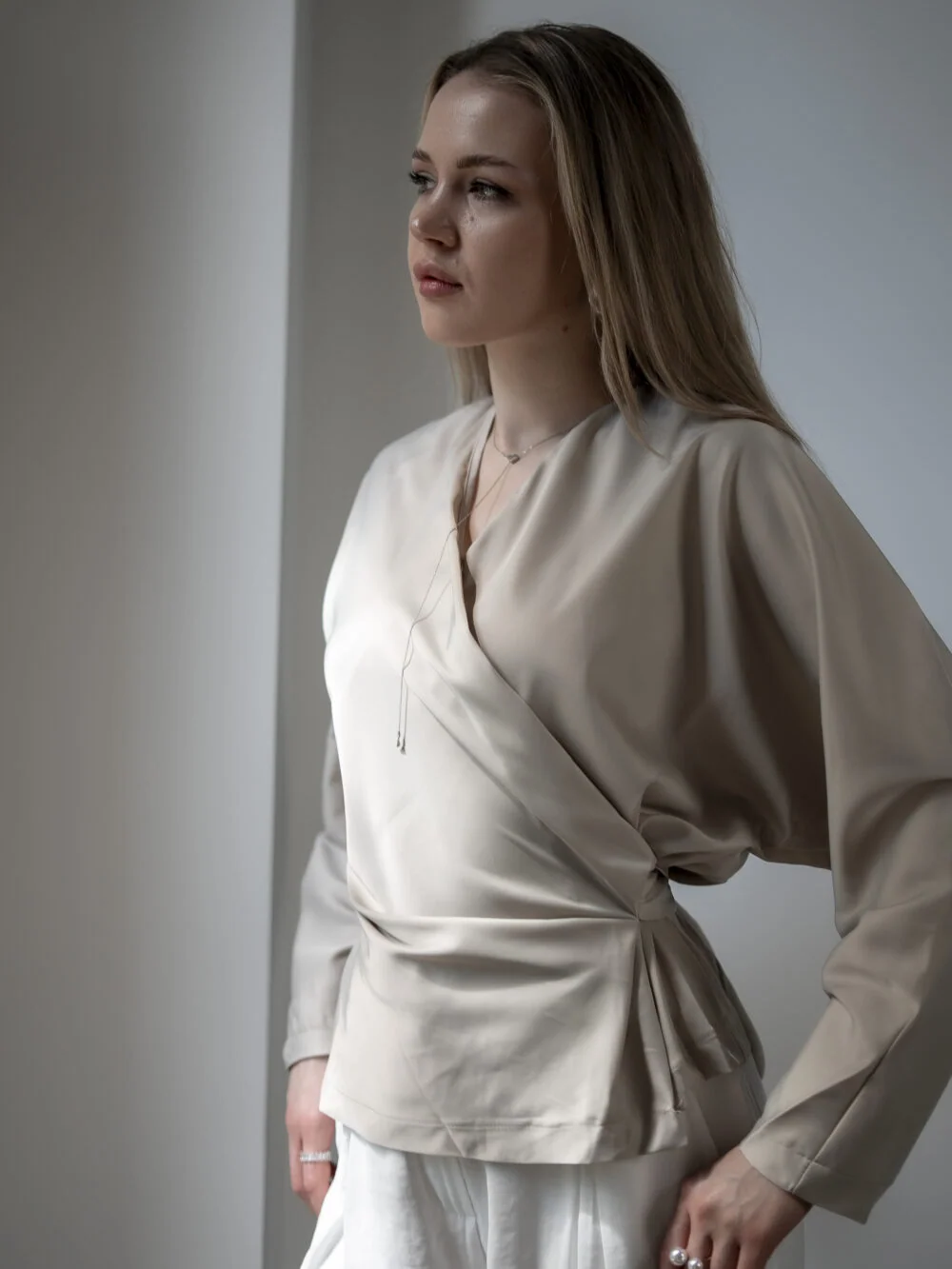Блуза жіноча атласна на зав\'язці з V-вирізом, бежева — фото 3