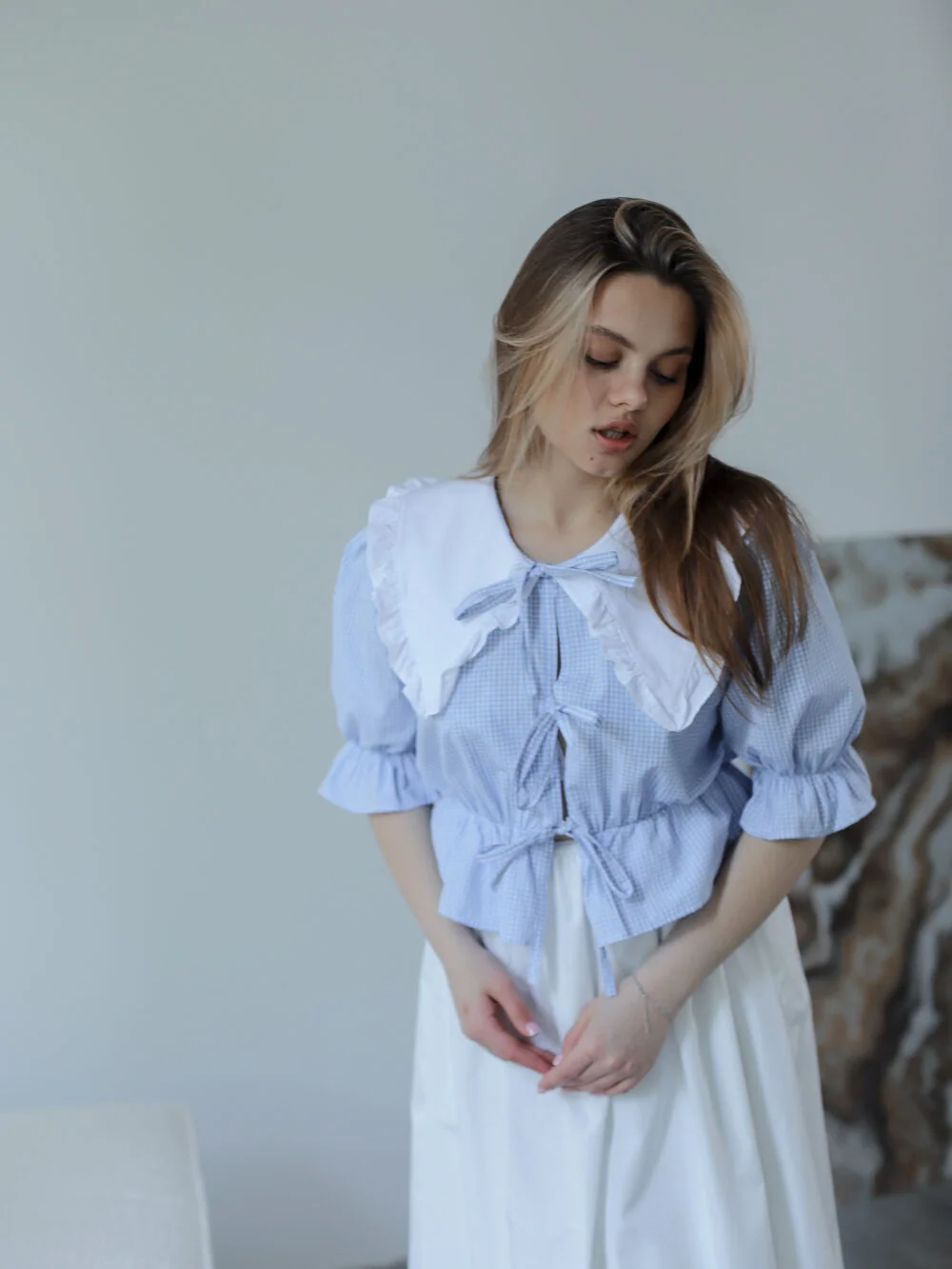Блуза жіноча в клітинку з білим коміром та зав\'язками, вкорочена — фото 9