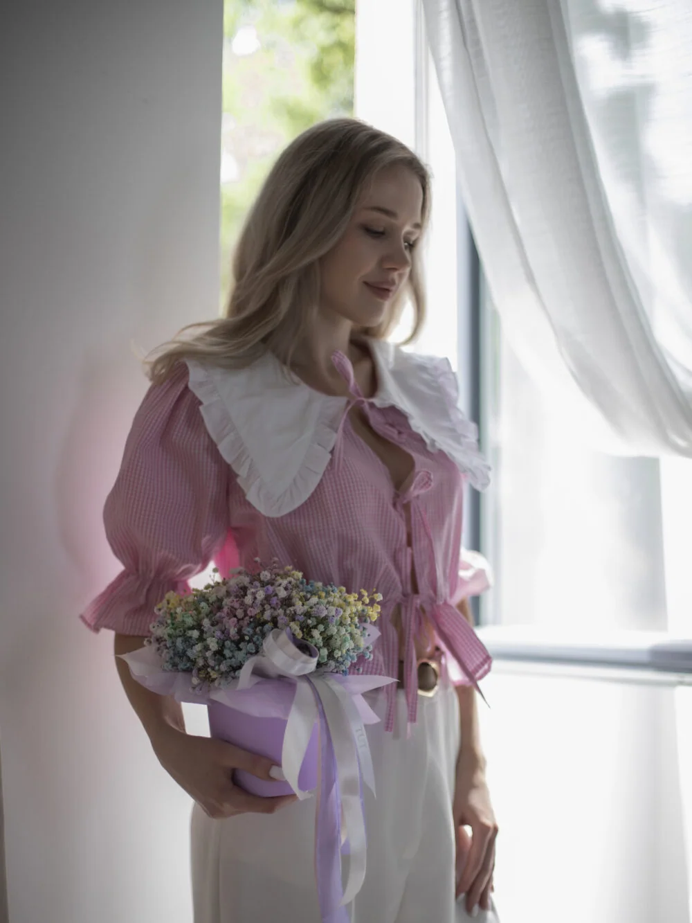 Блуза жіноча в клітинку з білим коміром та зав\'язками, вкорочена — фото 6