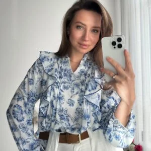 Блуза жіноча у синій квітковий принт з рюшами