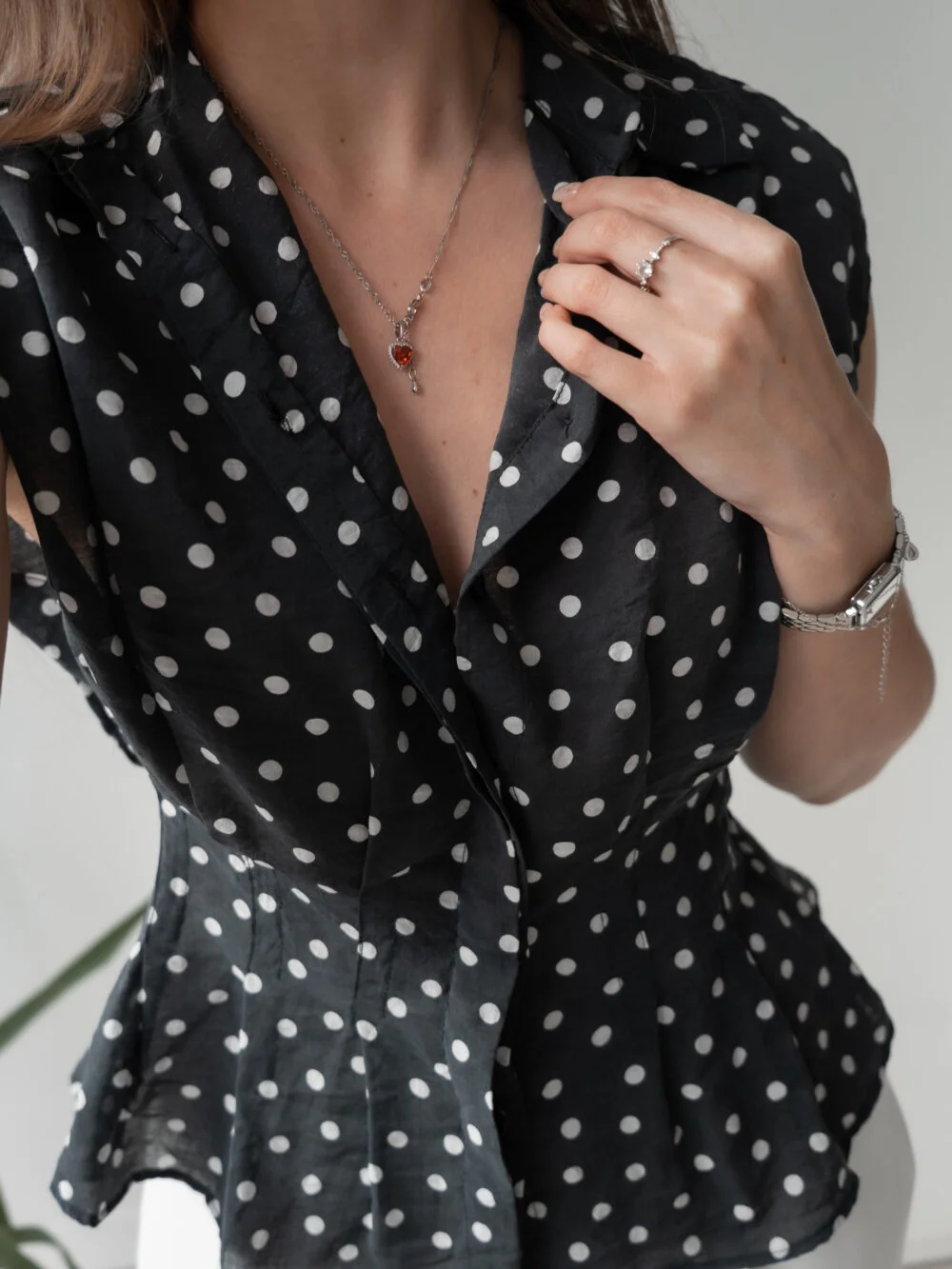 Блуза жіноча в горошок з баскою та V-вирізом, короткий рукав — фото 4