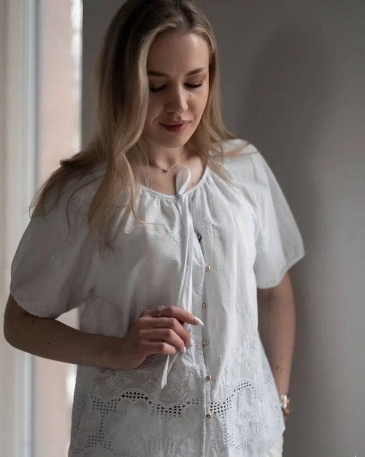 Блуза жіноча з вишивкою та ажурним низом, короткий рукав, зав\'язка на горловині — фото 3