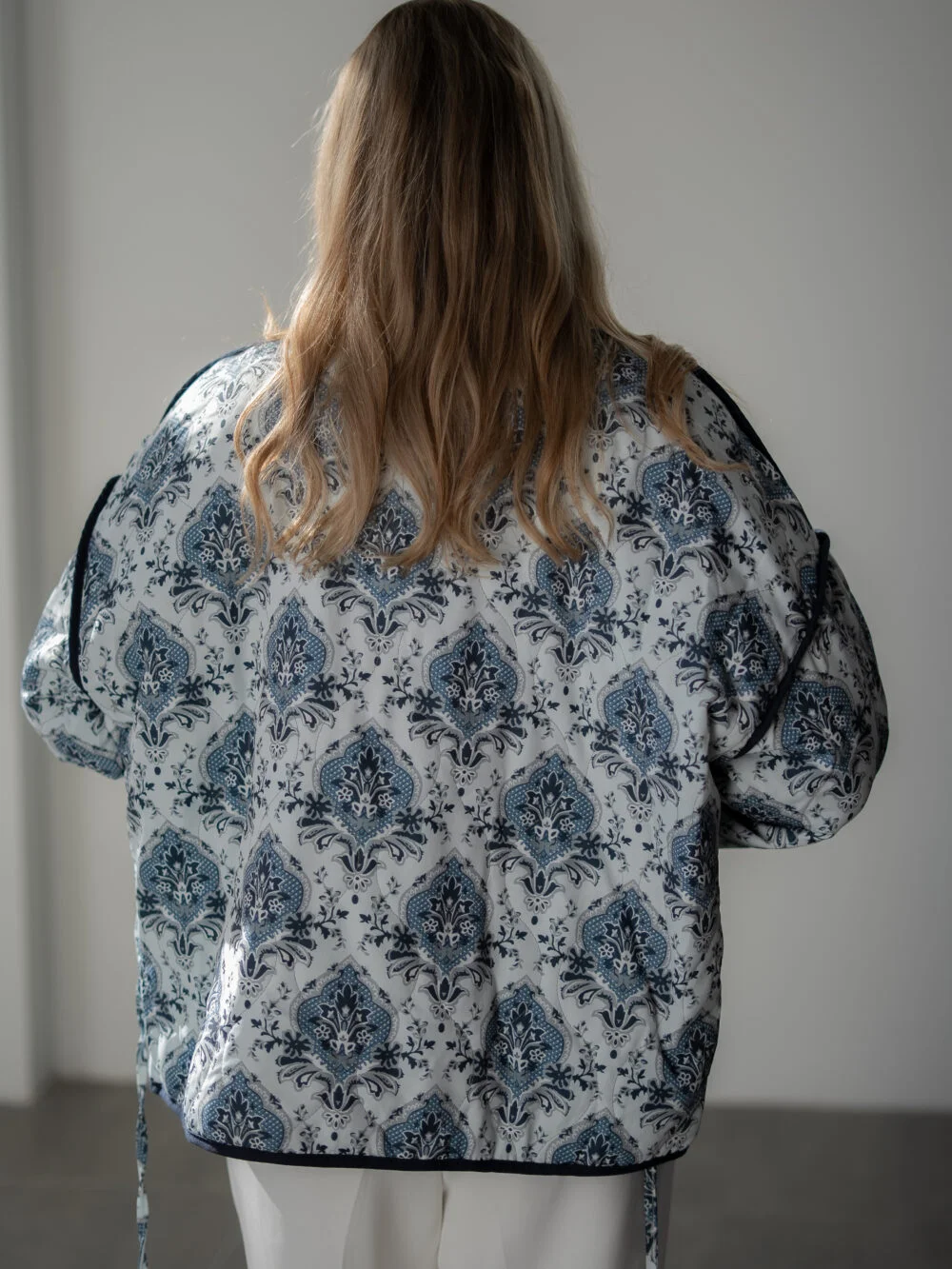 Куртка жіноча стьобана з орнаментом на зав\'язках синя — фото 7