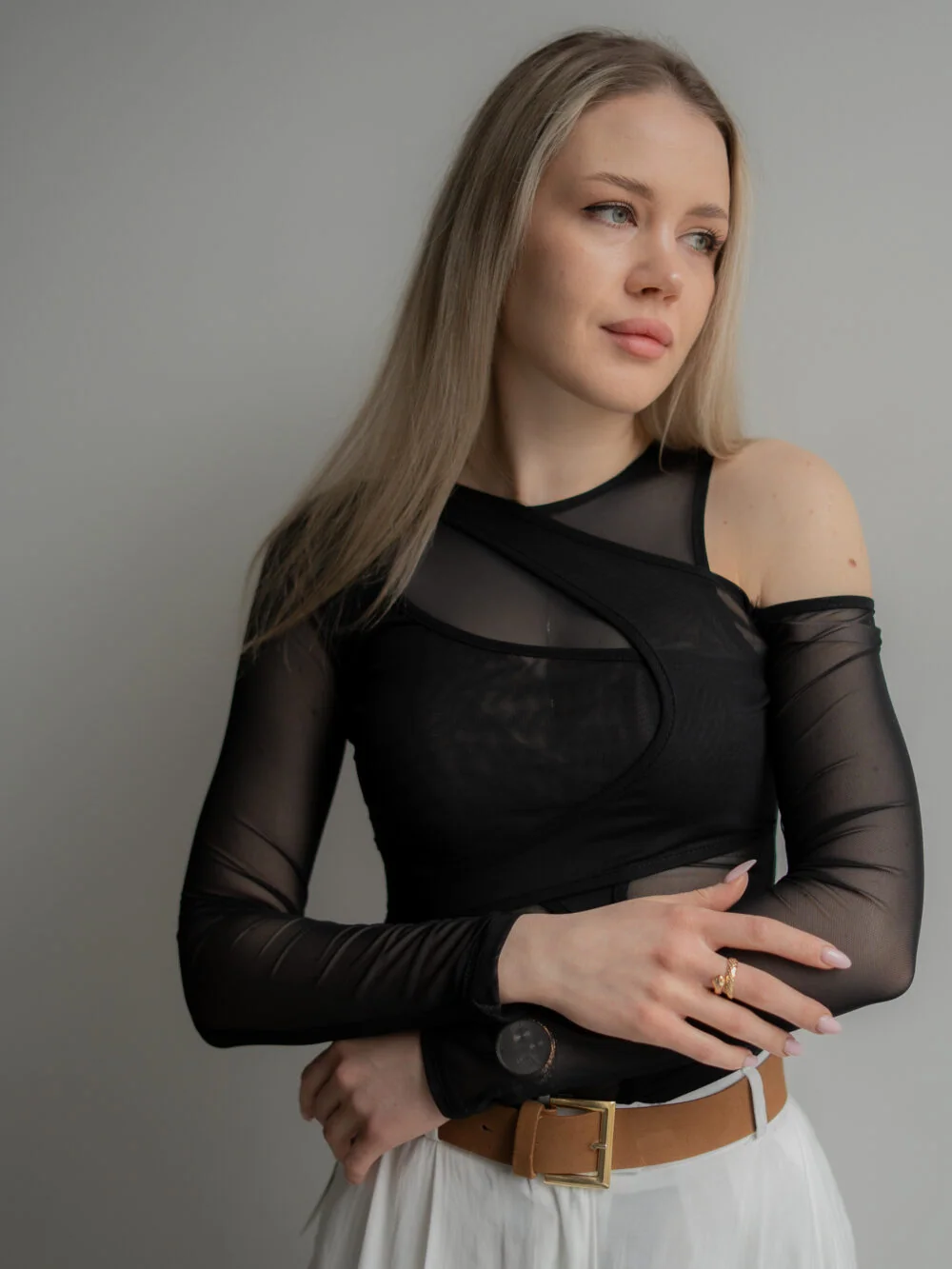 Боді жіноче з сітчастими вставками та відкритим плечем, чорне — фото 7