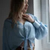 Блуза жіноча атласна вкорочена з зав'язкою блакитна