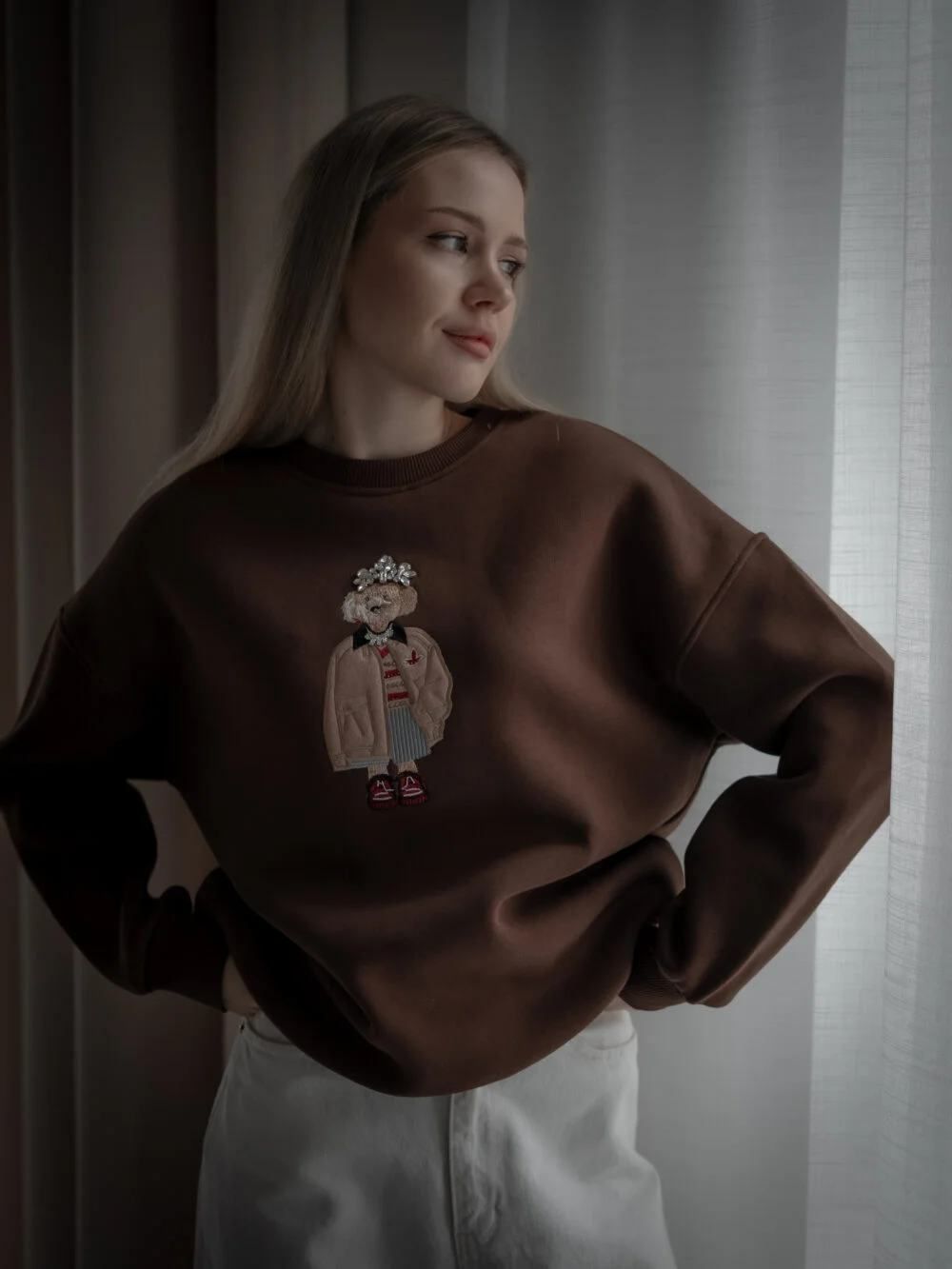 Світшот жіночий флісовий з вишивкою песика коричневий — фото 6
