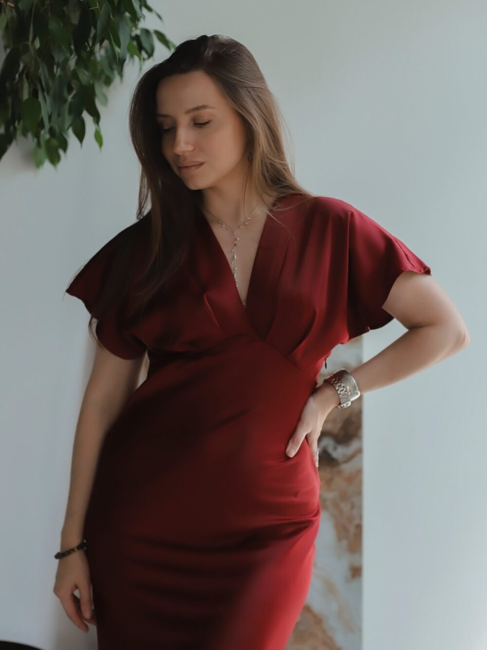 Сукня максі жіноча з V-подібним вирізом та рукавами-метеликами атласна — фото 9