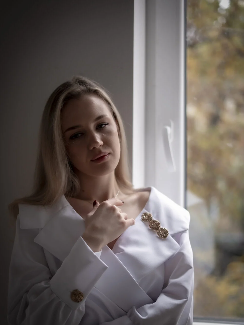 Блуза жіноча на запах із золотистою фурнітурою біла — фото 4