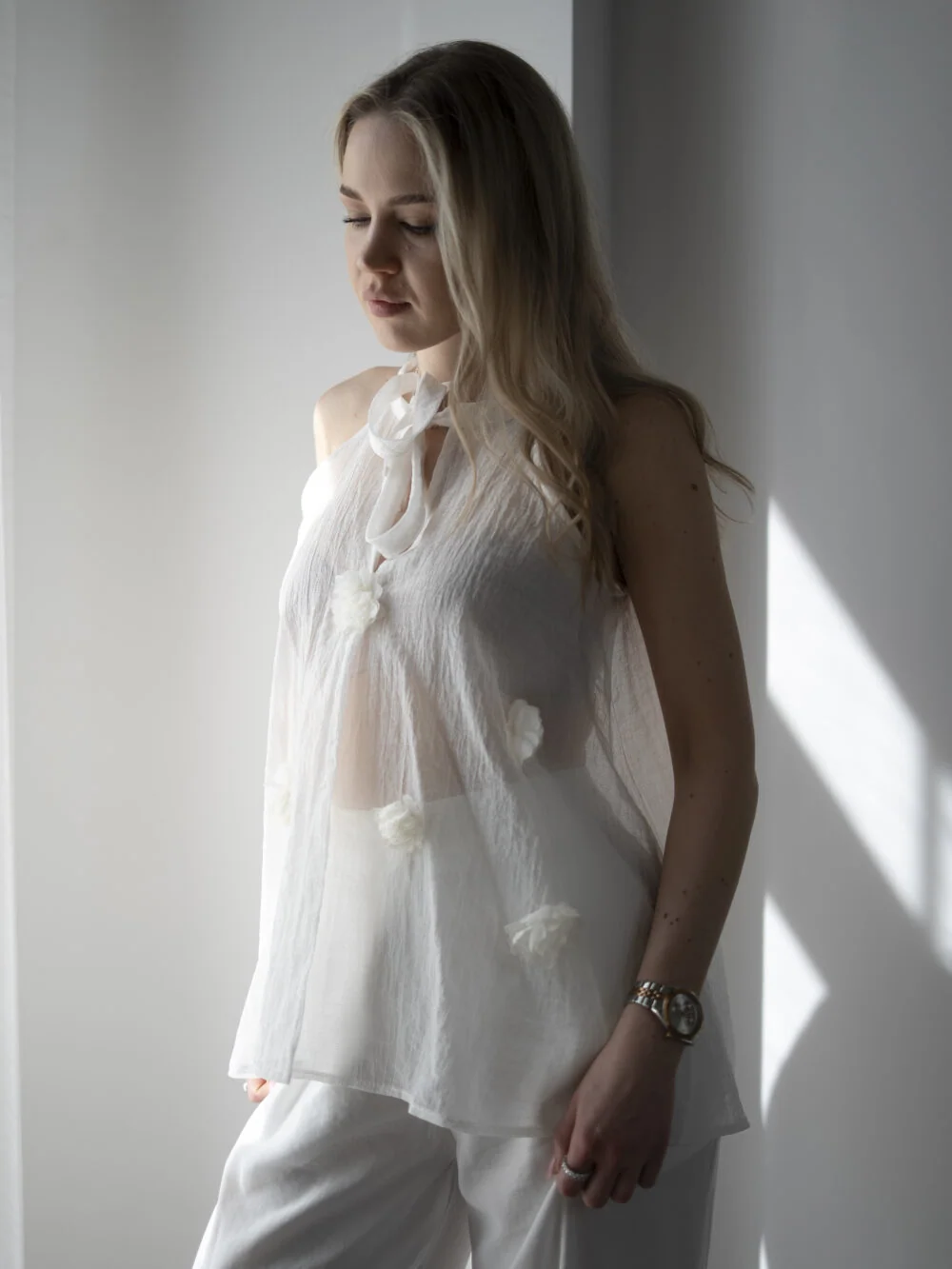 Блуза жіноча з об\'ємними квітами, зав\'язка на шиї, без рукавів — фото 5