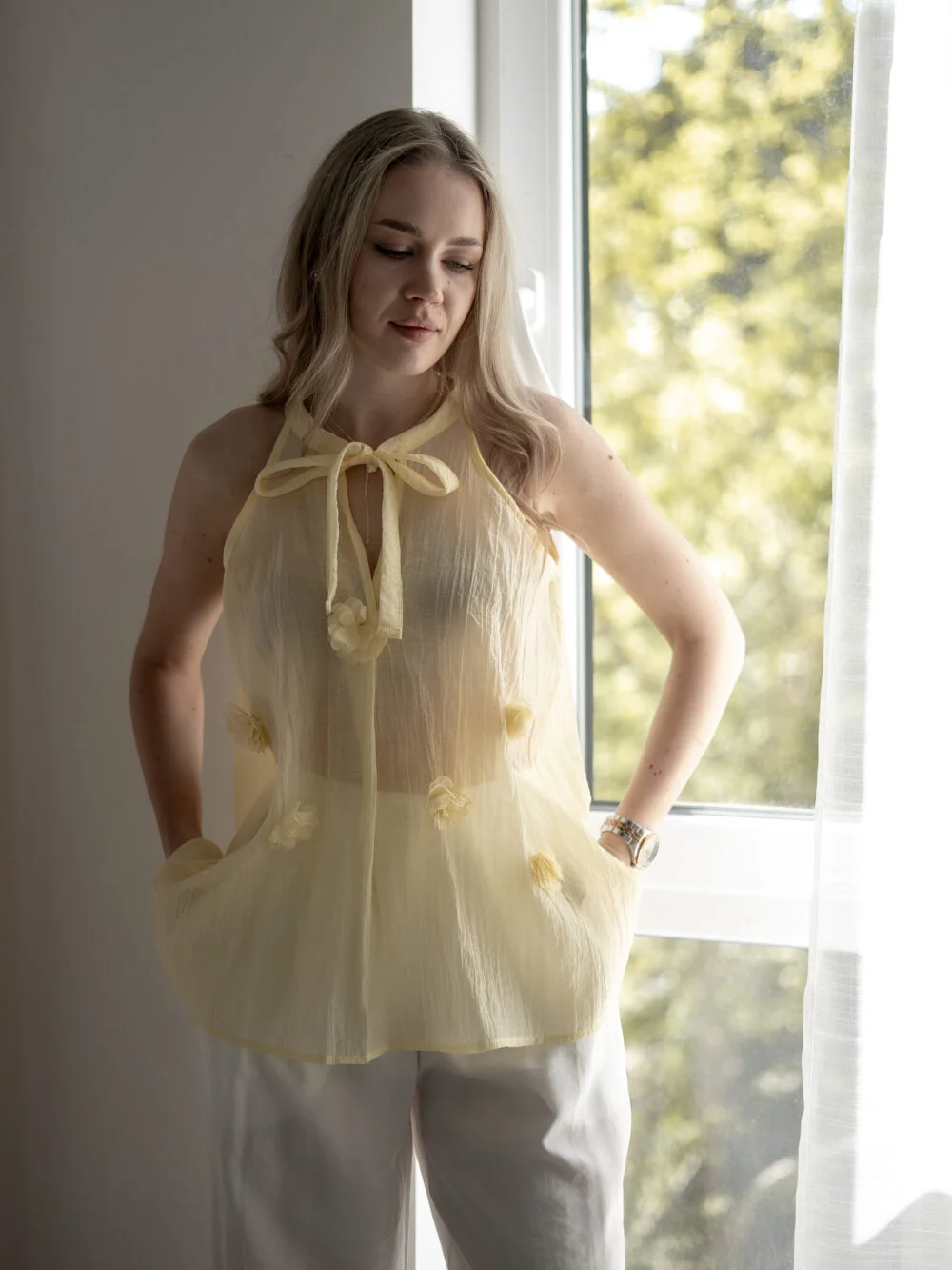 Блуза жіноча з об\'ємними квітами, зав\'язка на шиї, без рукавів — фото 10