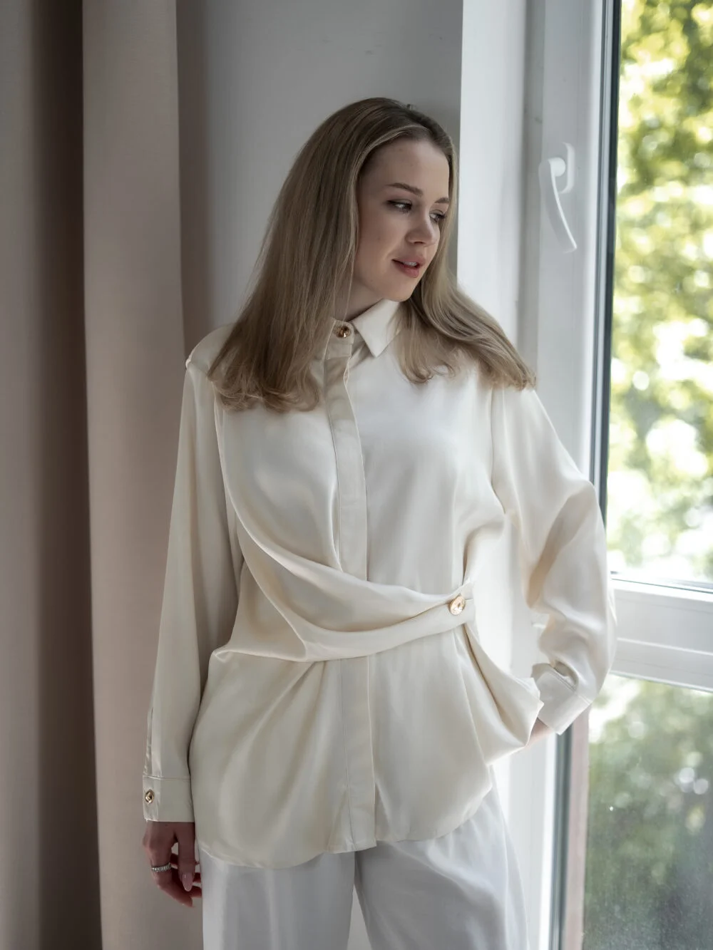 Сорочка жіноча з драпуванням на талії молочна — фото 6