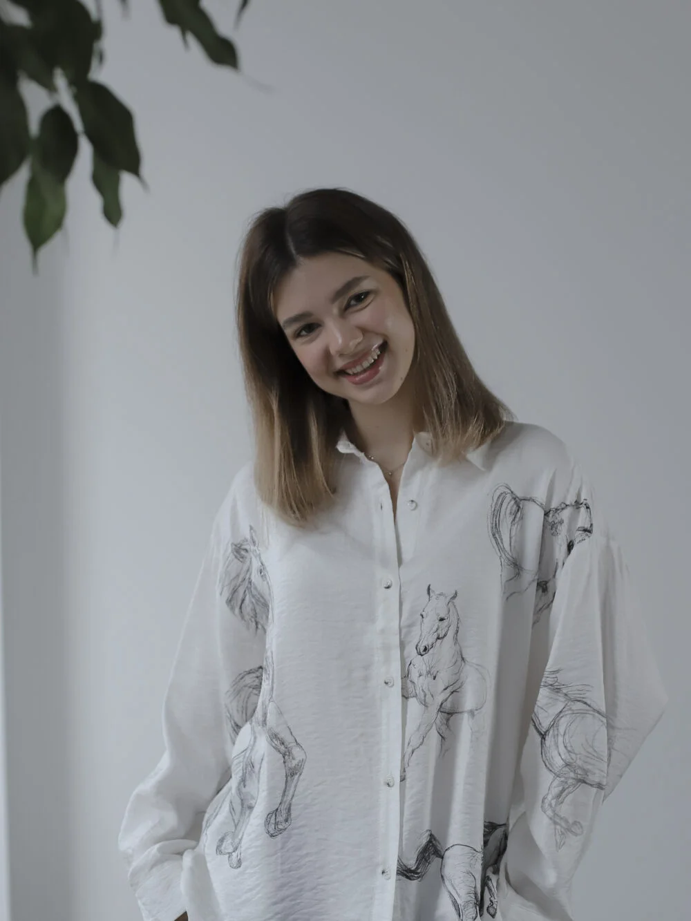 Сорочка жіноча віскозна з принтом коня біла — фото 2