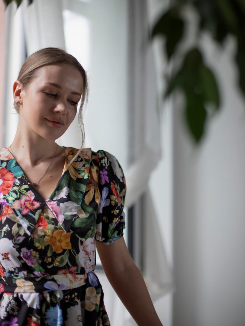 Сукня міді жіноча на запах у квітковий принт котонова чорна — фото 3