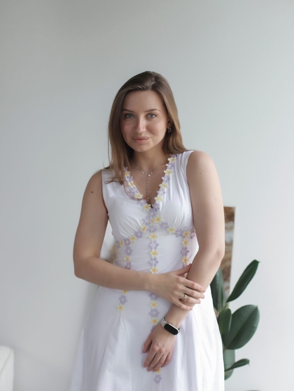 Сукня максі жіноча з V-подібним вирізом та квітковим мереживом біла — фото 1