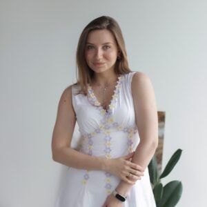 Сукня максі жіноча з V-подібним вирізом та квітковим мереживом біла