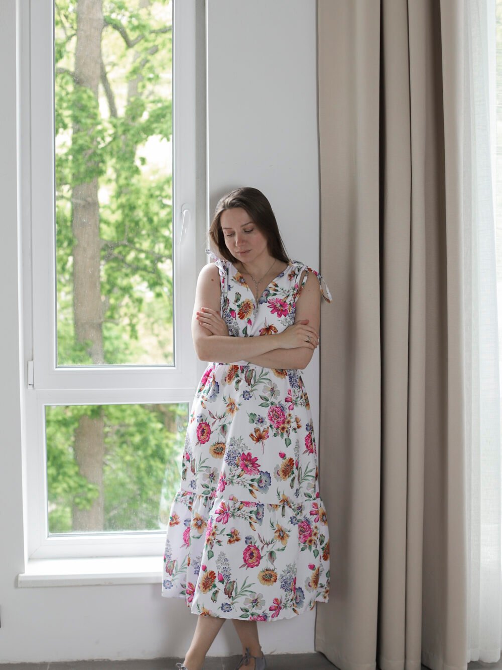 Сукня міді жіноча у квітковий принт з завʼязками на плечах біла — фото 4
