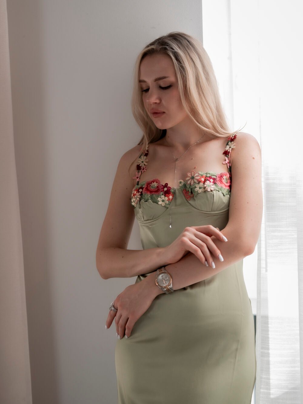 Сукня міді жіноча сатинова з вишивкою оливкова — фото 4