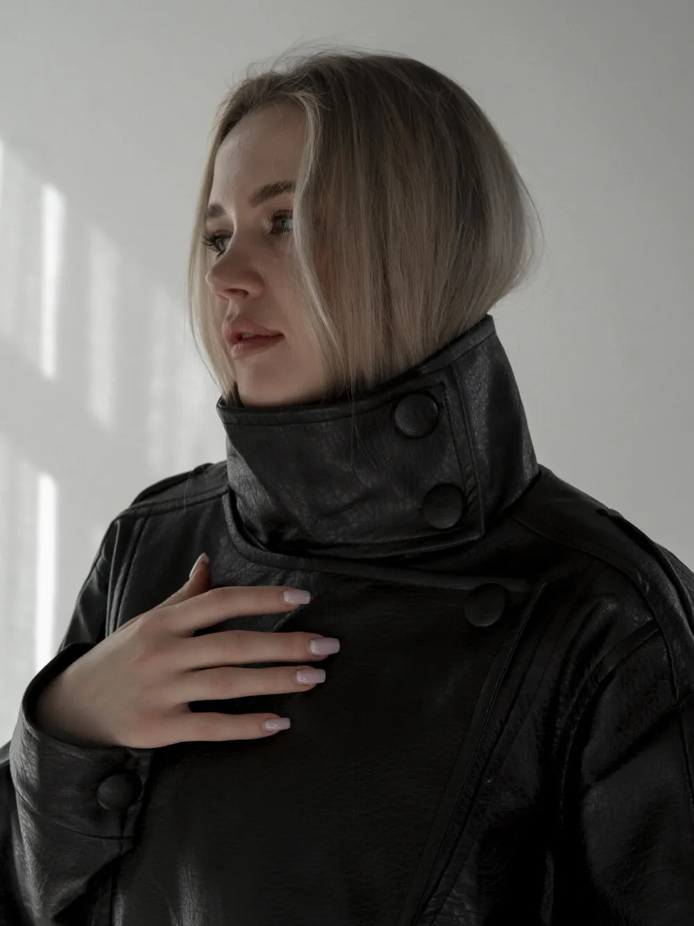 Куртка жіноча шкіряна оверсайз на блискавці чорна — фото 2